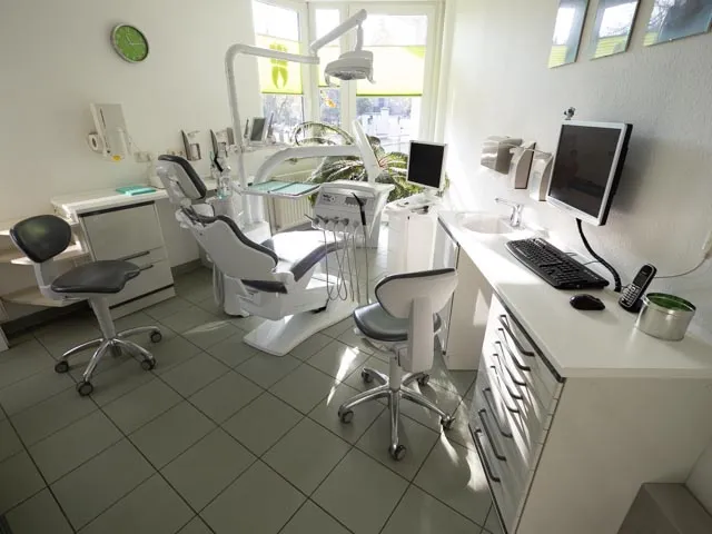 Behandlungszimmer mit Behandlungseinheit und Monitor